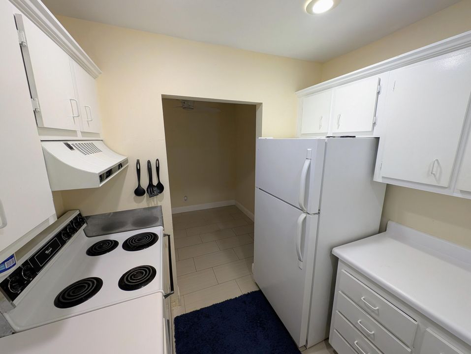 Active With Contract: $324,900 (2 beds, 2 baths, 835 Square Feet)