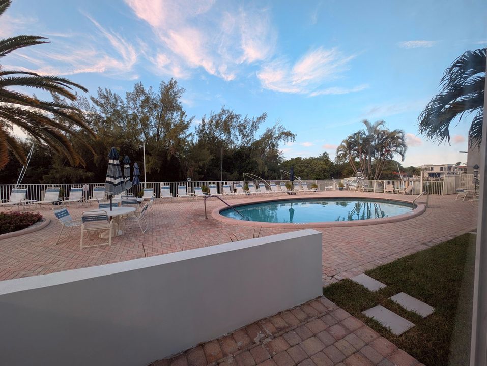 Active With Contract: $324,900 (2 beds, 2 baths, 835 Square Feet)