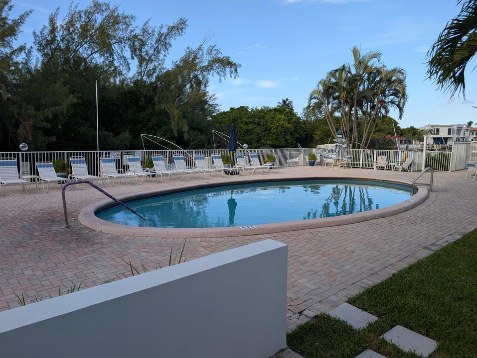 Active With Contract: $324,900 (2 beds, 2 baths, 835 Square Feet)