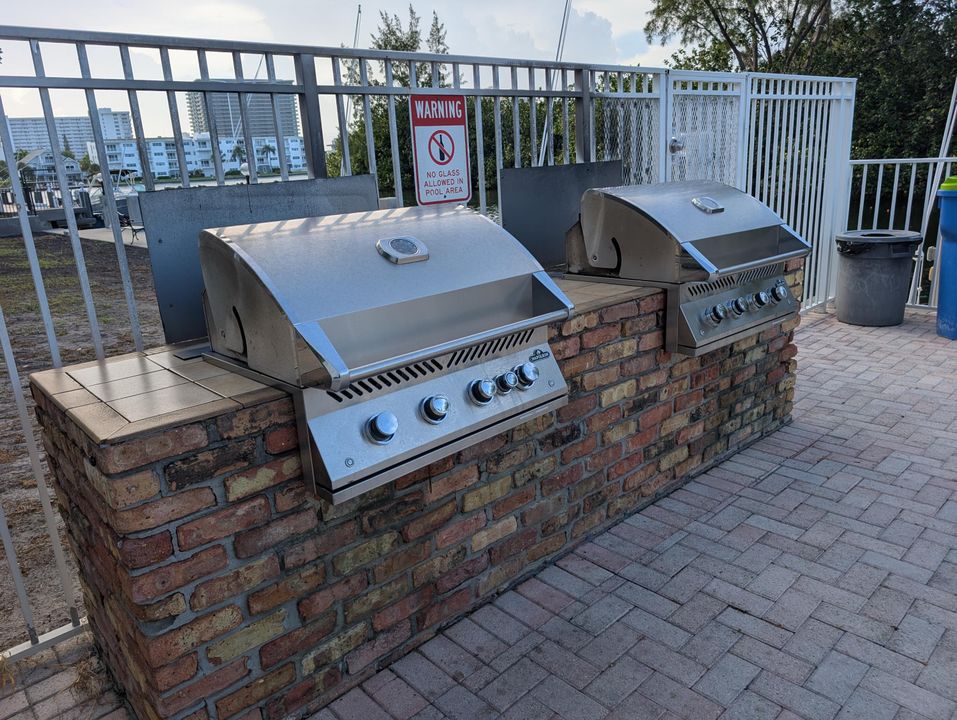 Active With Contract: $324,900 (2 beds, 2 baths, 835 Square Feet)