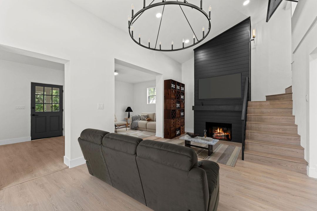 Под контрактом: $389,000 (2 спален, 2 ванн, 1850 Квадратных фут)