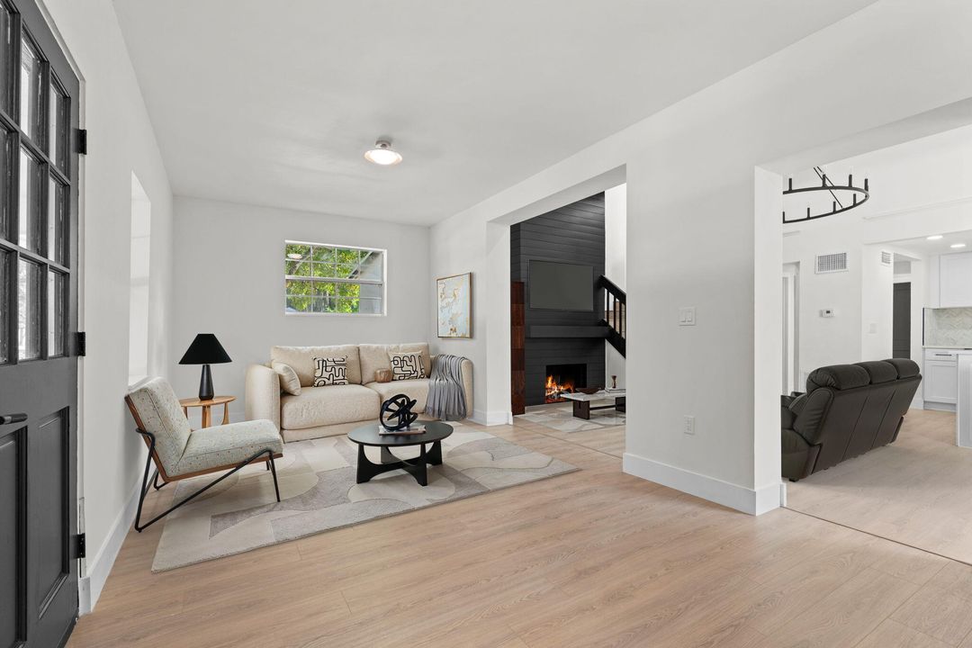 Под контрактом: $389,000 (2 спален, 2 ванн, 1850 Квадратных фут)