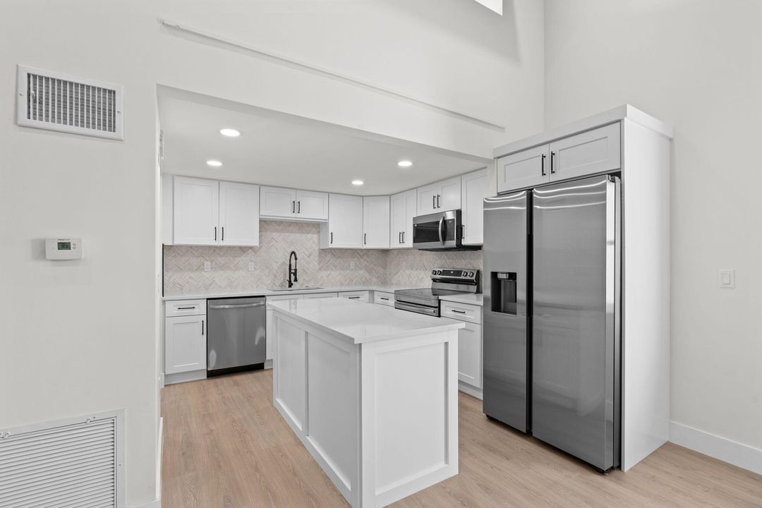 Под контрактом: $389,000 (2 спален, 2 ванн, 1850 Квадратных фут)