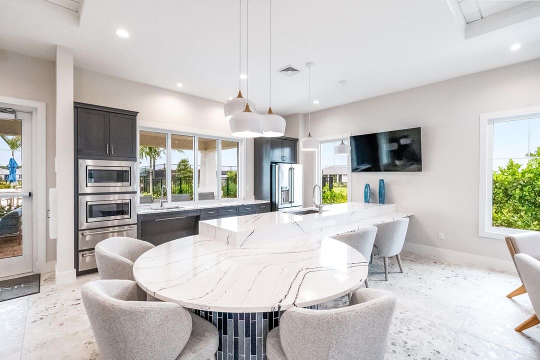 Под контрактом: $625,000 (2 спален, 2 ванн, 1670 Квадратных фут)