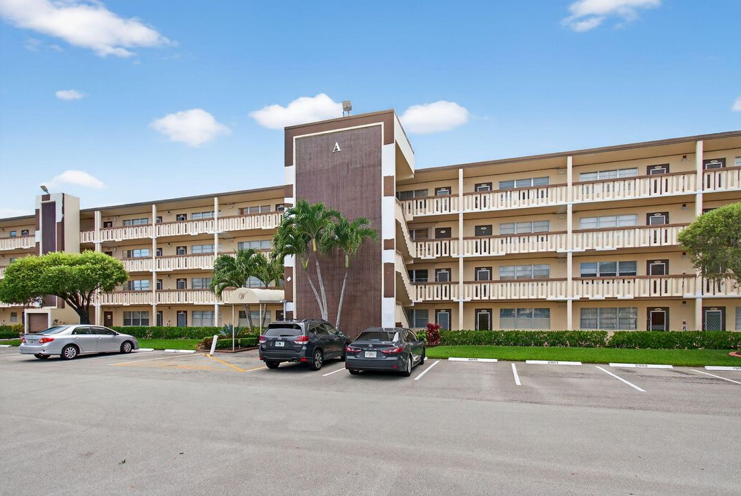 Active With Contract: $249,000 (2 beds, 2 baths, 896 Square Feet)