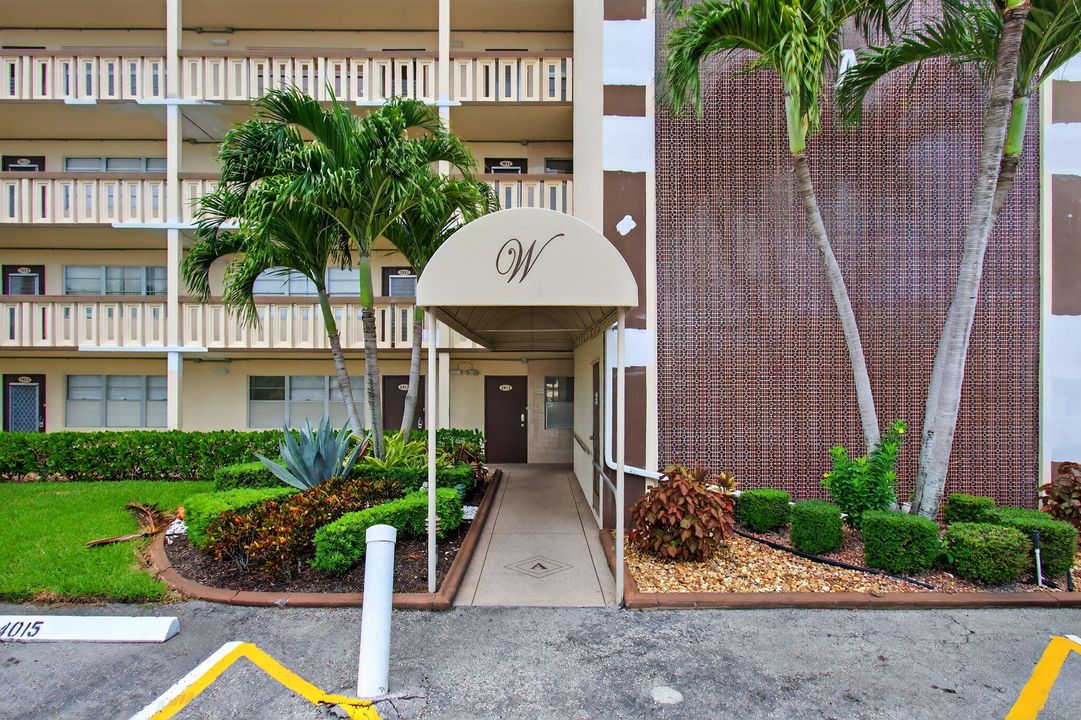 Active With Contract: $249,000 (2 beds, 2 baths, 896 Square Feet)