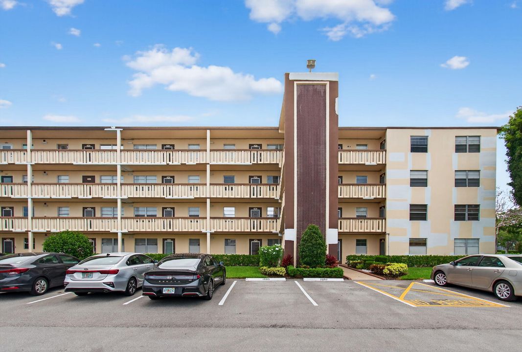 Active With Contract: $249,000 (2 beds, 2 baths, 896 Square Feet)