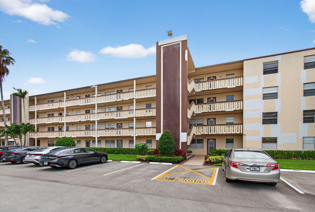 Active With Contract: $249,000 (2 beds, 2 baths, 896 Square Feet)