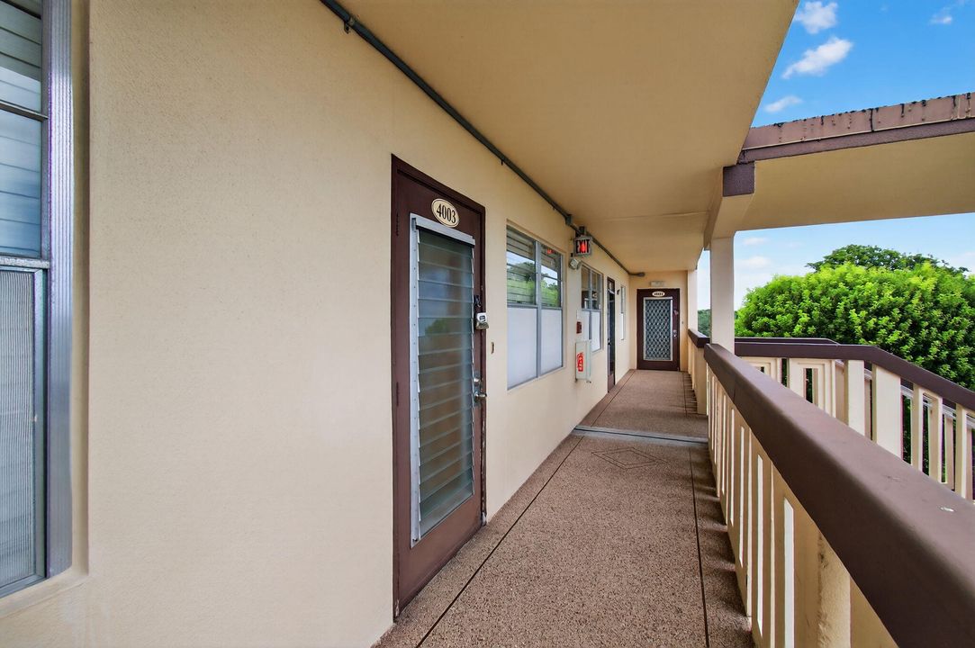 Active With Contract: $249,000 (2 beds, 2 baths, 896 Square Feet)