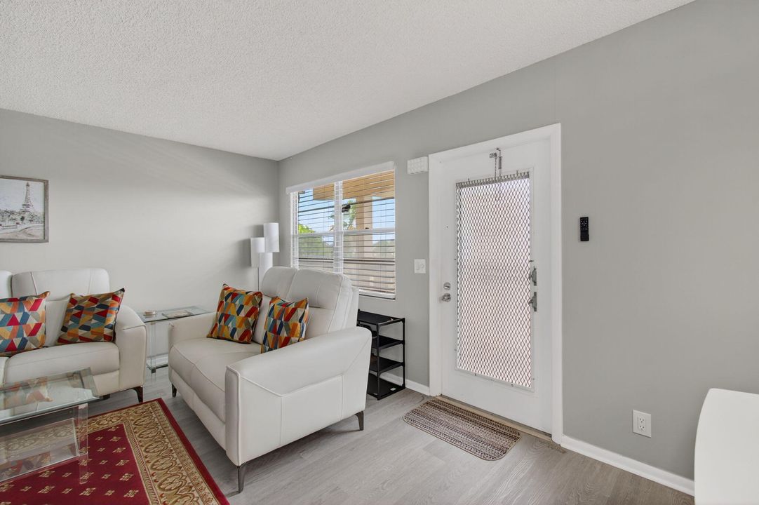 Active With Contract: $249,000 (2 beds, 2 baths, 896 Square Feet)