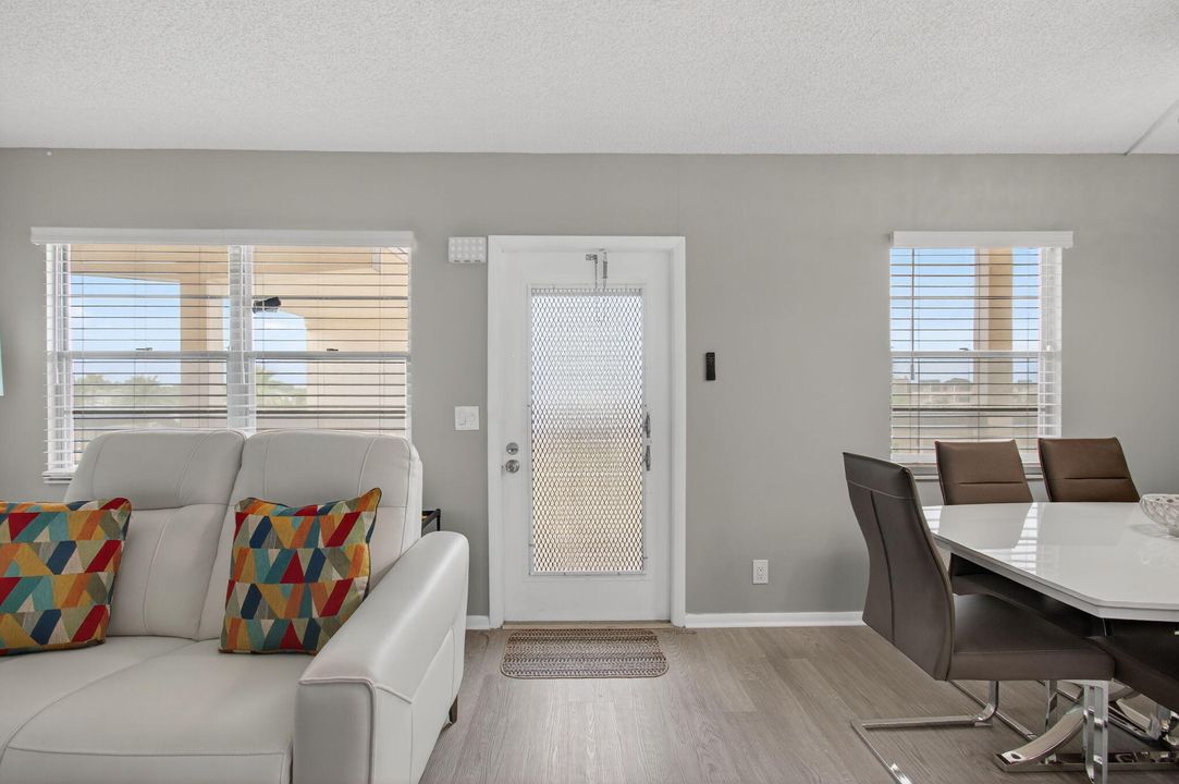 Active With Contract: $249,000 (2 beds, 2 baths, 896 Square Feet)