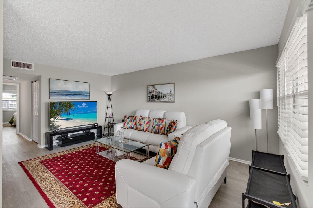 Active With Contract: $249,000 (2 beds, 2 baths, 896 Square Feet)