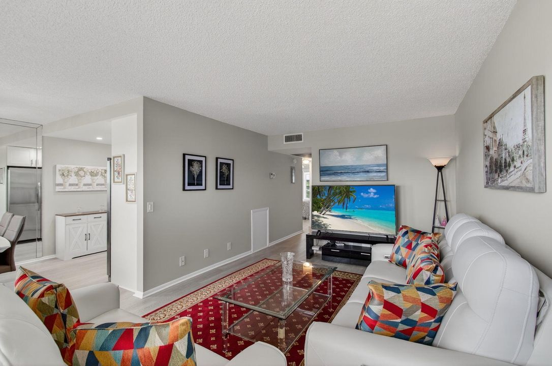 Active With Contract: $249,000 (2 beds, 2 baths, 896 Square Feet)