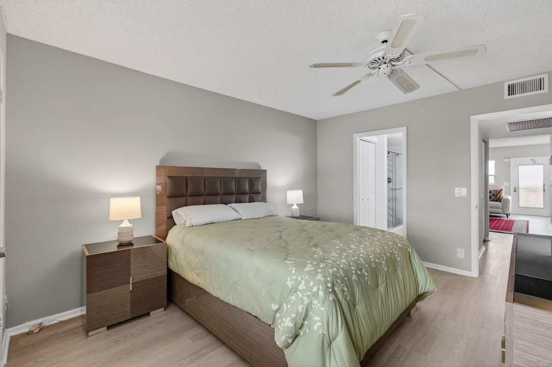 Active With Contract: $249,000 (2 beds, 2 baths, 896 Square Feet)