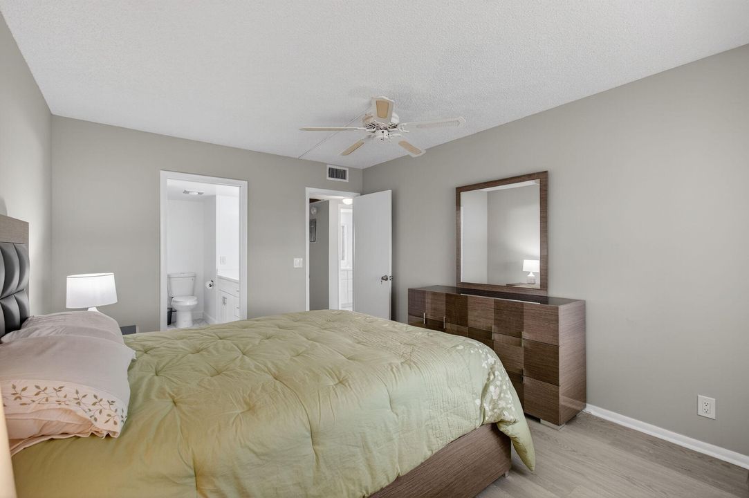 Active With Contract: $249,000 (2 beds, 2 baths, 896 Square Feet)