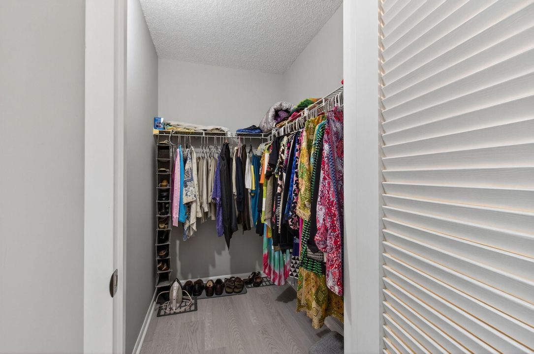 Active With Contract: $249,000 (2 beds, 2 baths, 896 Square Feet)