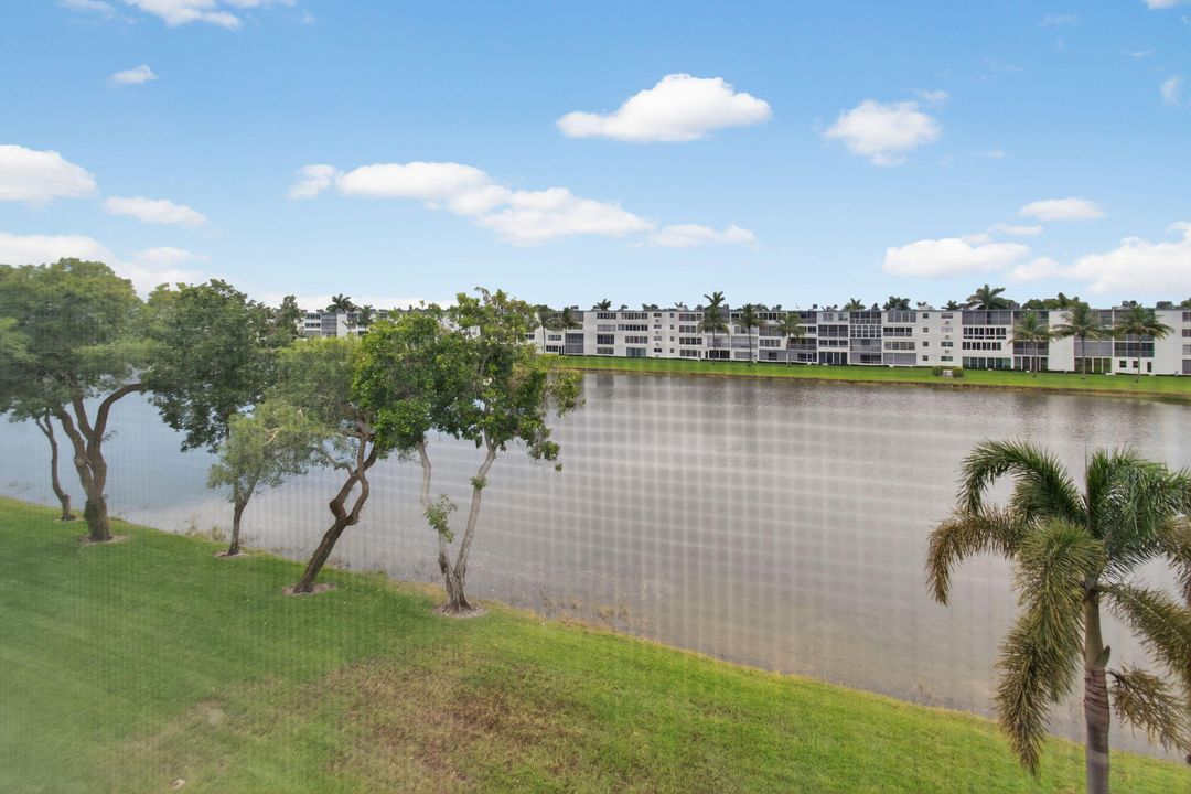 Active With Contract: $249,000 (2 beds, 2 baths, 896 Square Feet)