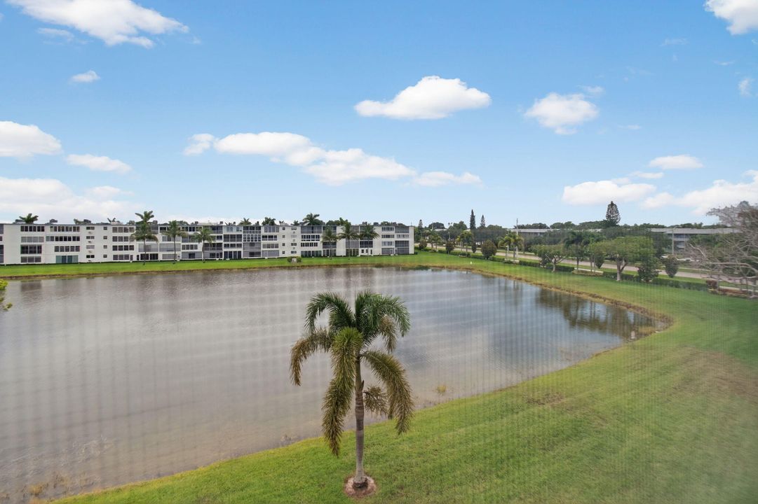 Active With Contract: $249,000 (2 beds, 2 baths, 896 Square Feet)