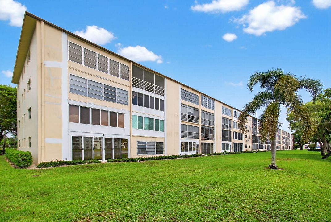 Active With Contract: $249,000 (2 beds, 2 baths, 896 Square Feet)