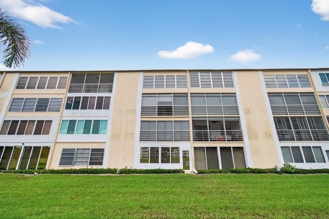 Active With Contract: $249,000 (2 beds, 2 baths, 896 Square Feet)