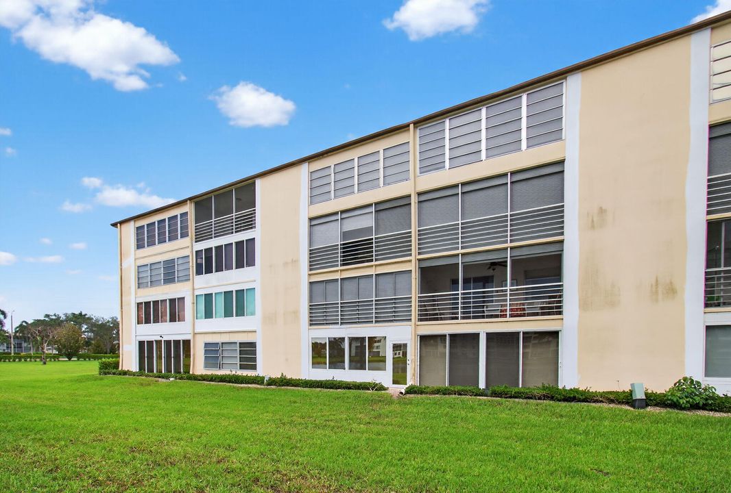 Active With Contract: $249,000 (2 beds, 2 baths, 896 Square Feet)