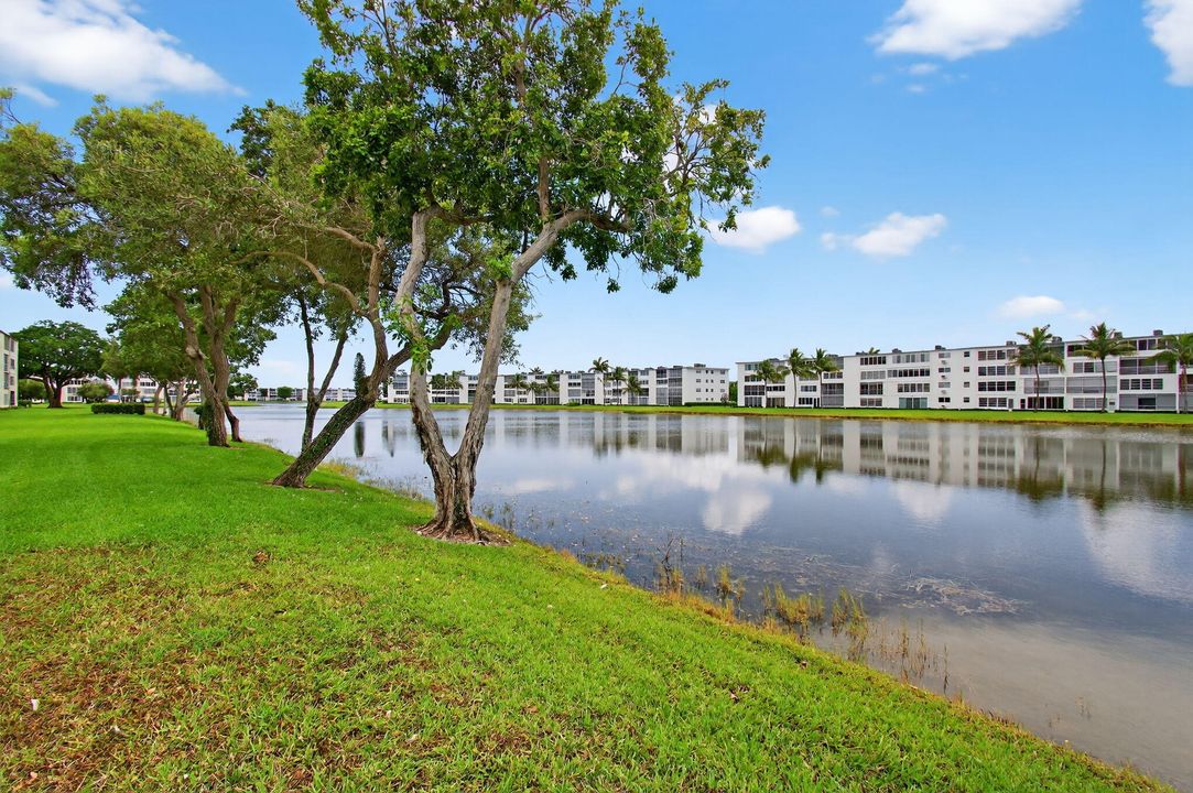 Active With Contract: $249,000 (2 beds, 2 baths, 896 Square Feet)