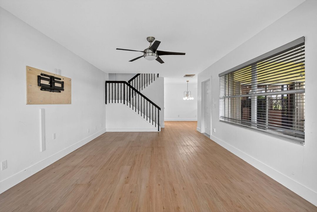 For Sale: $350,000 (2 beds, 2 baths, 1374 Square Feet)