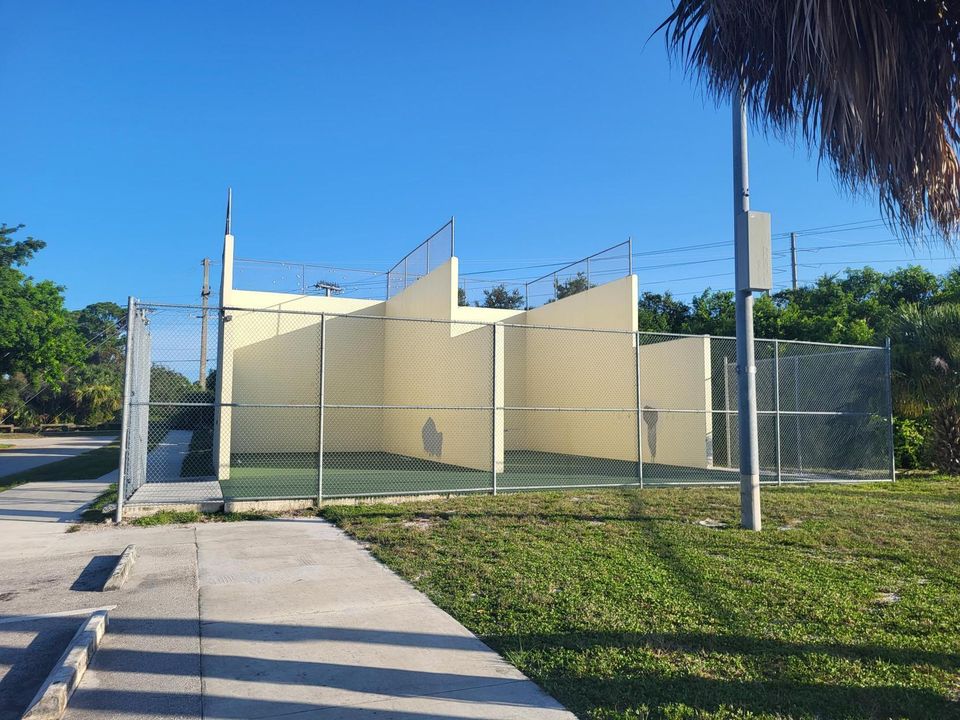 合同活跃: $465,000 (4 贝兹, 2 浴室, 1867 平方英尺)