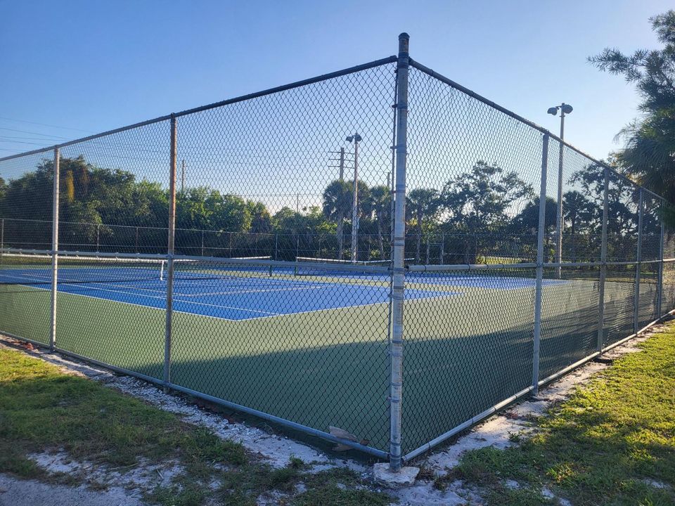 合同活跃: $465,000 (4 贝兹, 2 浴室, 1867 平方英尺)