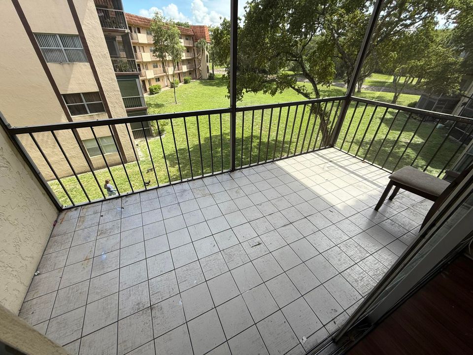 Под контрактом: $90,000 (2 спален, 2 ванн, 1189 Квадратных фут)