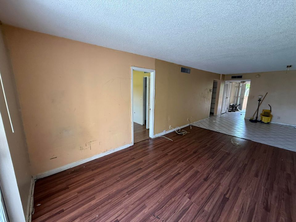 Под контрактом: $90,000 (2 спален, 2 ванн, 1189 Квадратных фут)