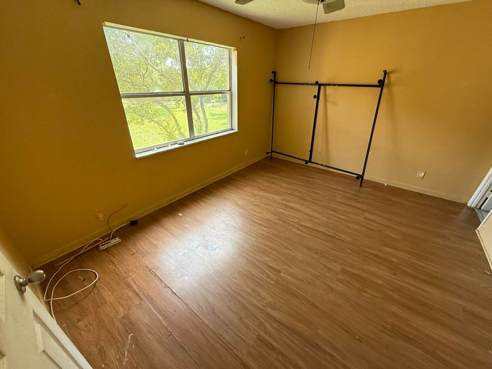 Под контрактом: $90,000 (2 спален, 2 ванн, 1189 Квадратных фут)