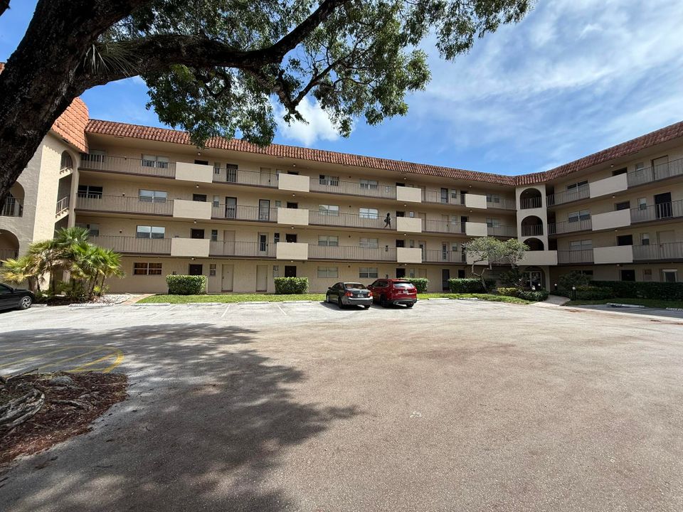 Под контрактом: $90,000 (2 спален, 2 ванн, 1189 Квадратных фут)