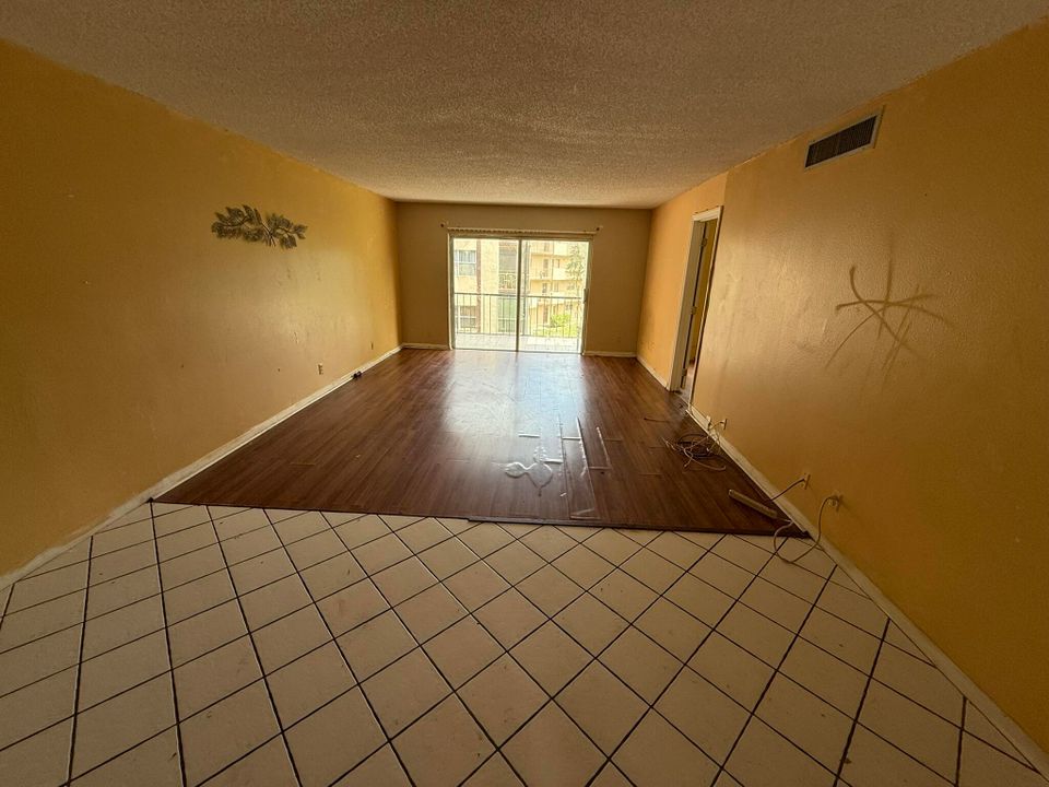 Под контрактом: $90,000 (2 спален, 2 ванн, 1189 Квадратных фут)