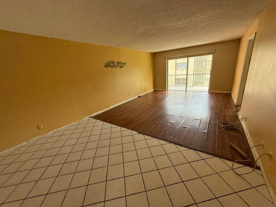 Под контрактом: $90,000 (2 спален, 2 ванн, 1189 Квадратных фут)