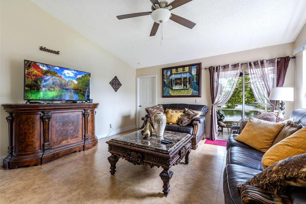 En Venta: $375,000 (2 camas, 2 baños, 1316 Pies cuadrados)