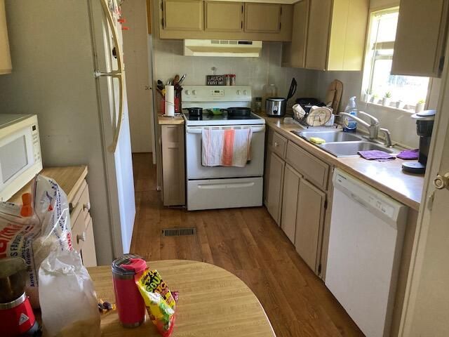 For Sale: $39,000 (2 beds, 2 baths, 1350 Square Feet)
