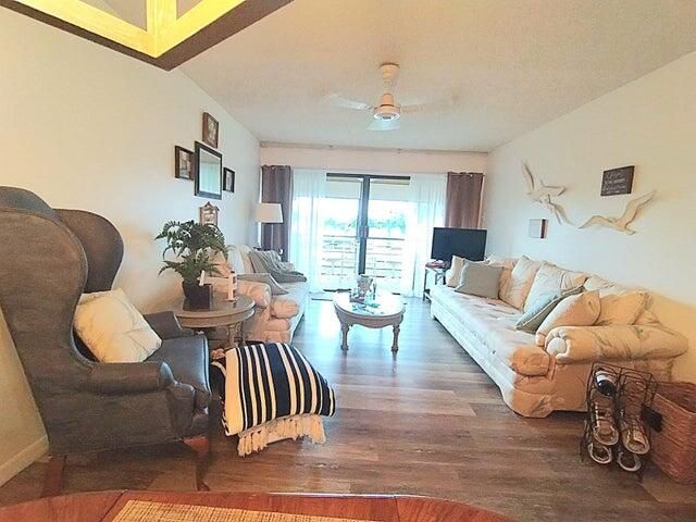 Под контрактом: $1,900 (2 спален, 2 ванн, 986 Квадратных фут)