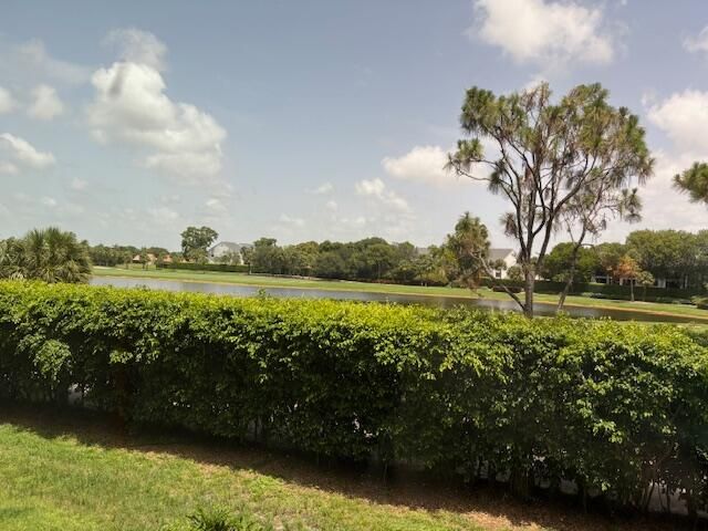 For Sale: $179,900 (2 beds, 2 baths, 1385 Square Feet)