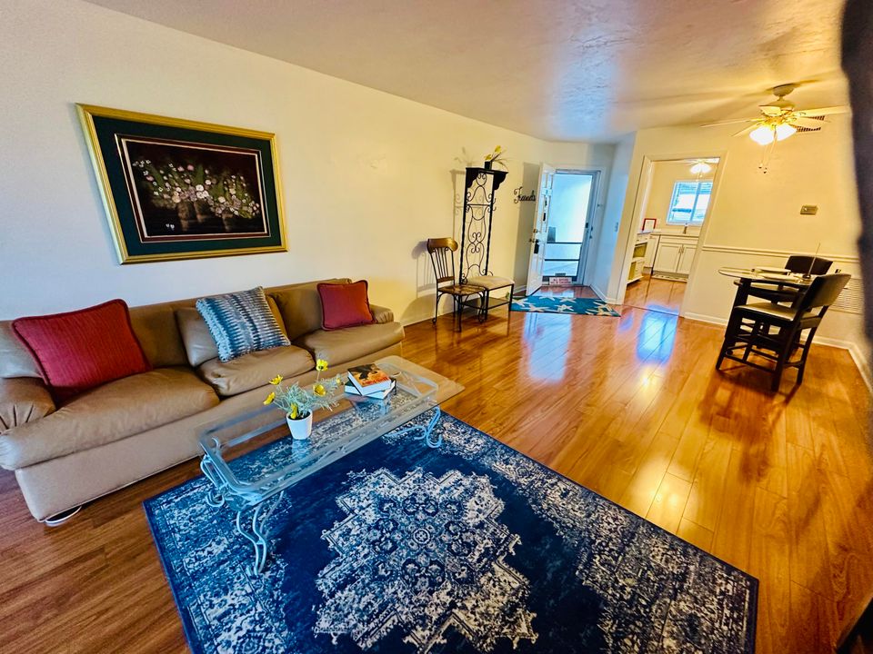 Active With Contract: $1,950 (2 beds, 2 baths, 886 Square Feet)