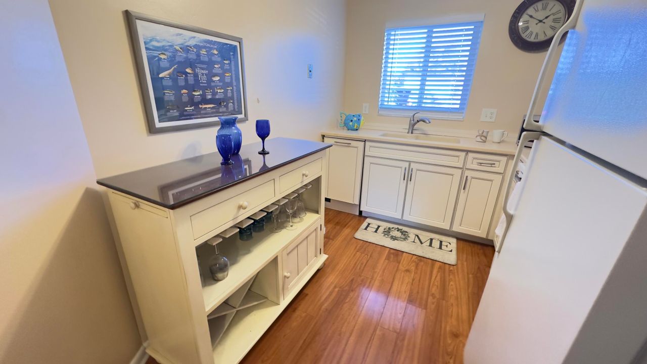 Active With Contract: $1,950 (2 beds, 2 baths, 886 Square Feet)