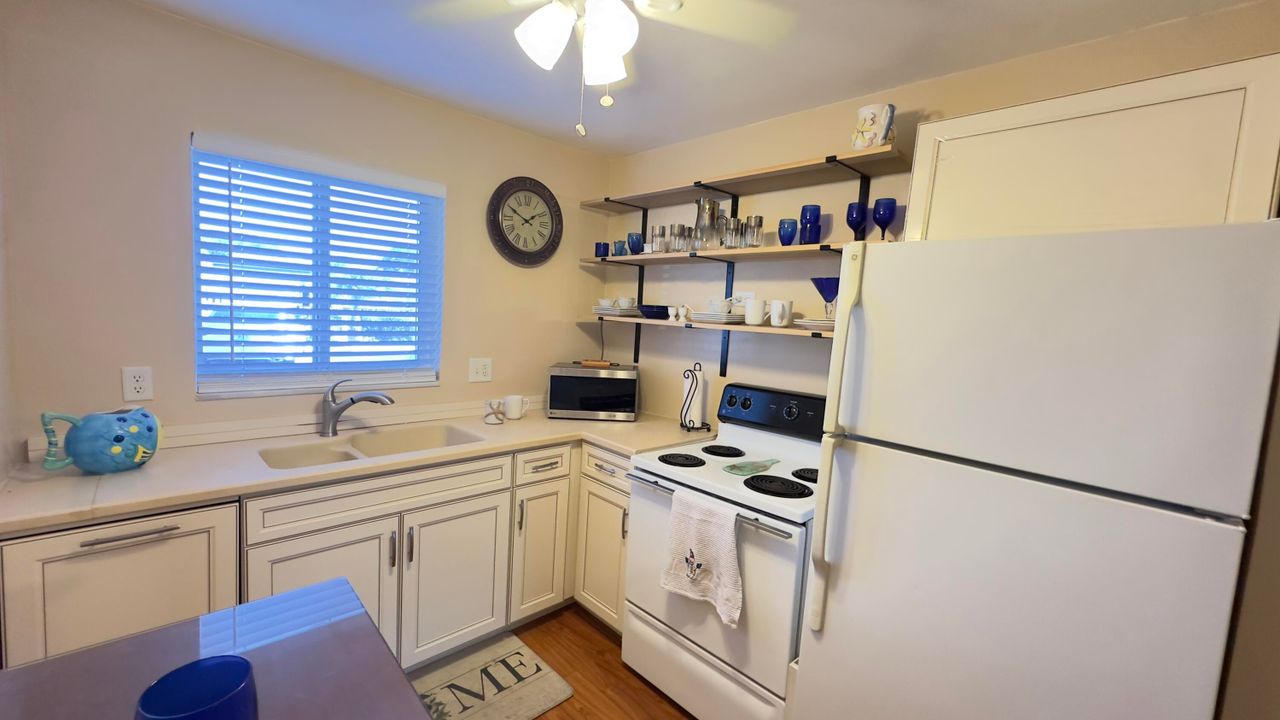 Active With Contract: $1,950 (2 beds, 2 baths, 886 Square Feet)