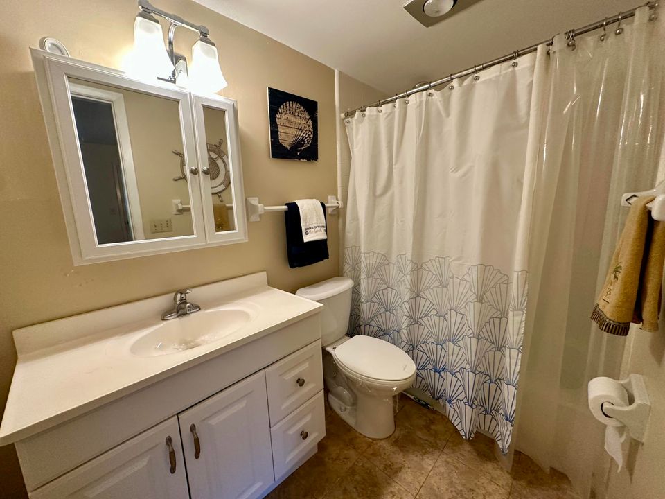 Active With Contract: $1,950 (2 beds, 2 baths, 886 Square Feet)