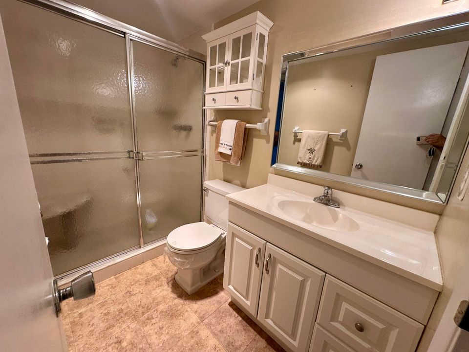 Active With Contract: $1,950 (2 beds, 2 baths, 886 Square Feet)