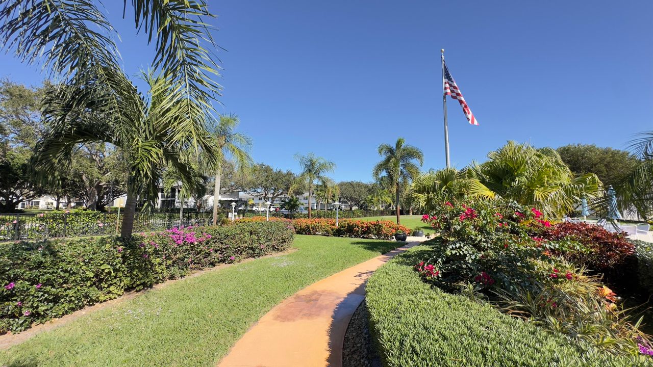 Active With Contract: $1,950 (2 beds, 2 baths, 886 Square Feet)