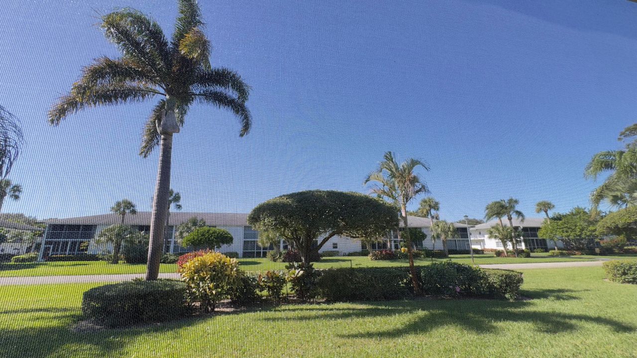 Active With Contract: $1,950 (2 beds, 2 baths, 886 Square Feet)