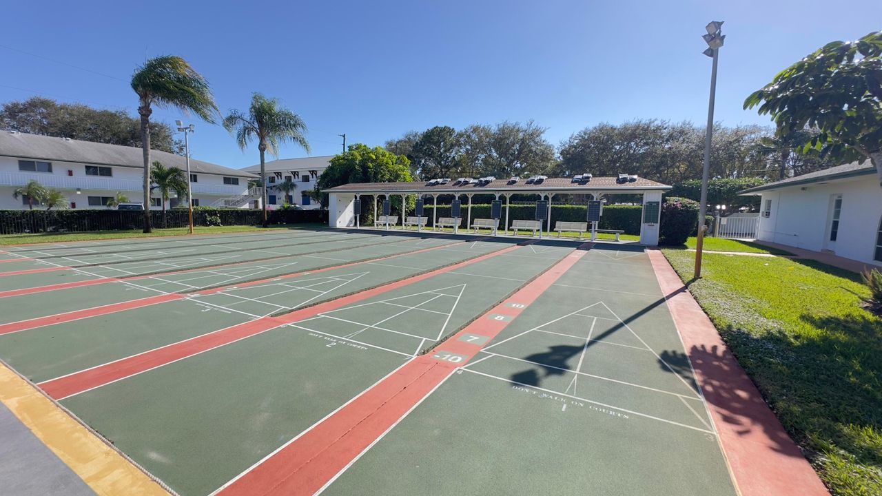 Active With Contract: $1,950 (2 beds, 2 baths, 886 Square Feet)