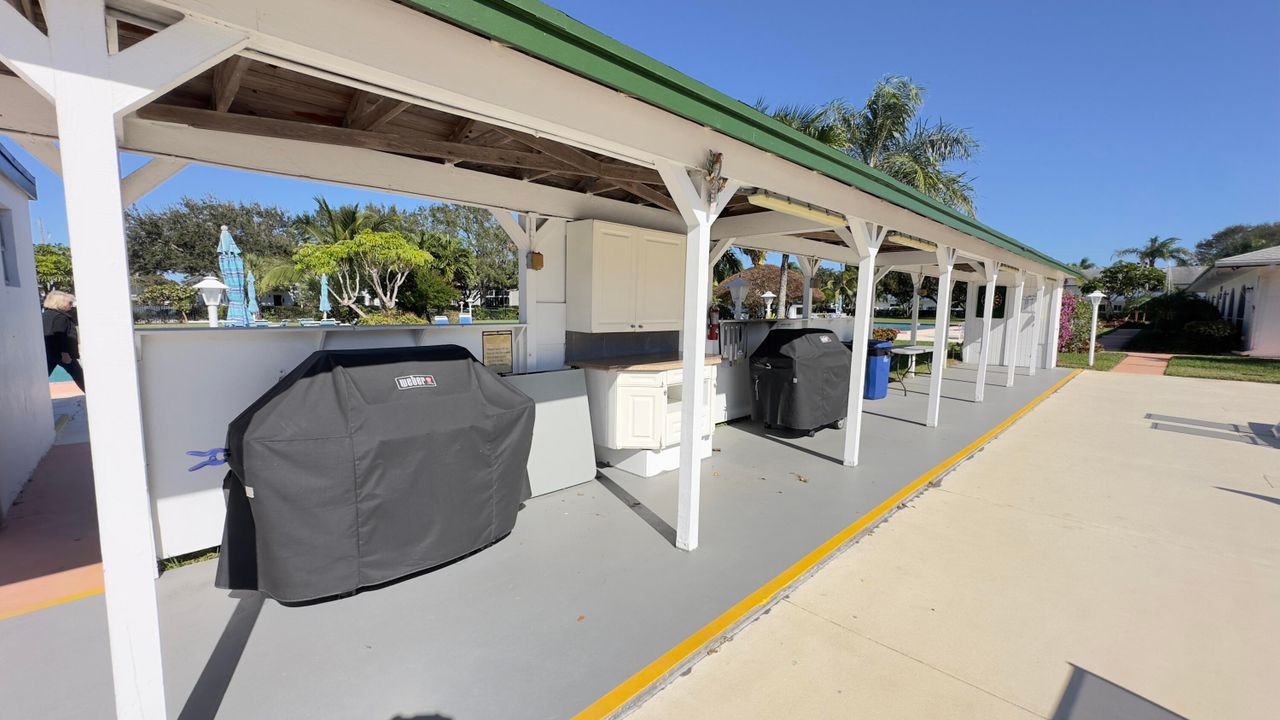 Active With Contract: $1,950 (2 beds, 2 baths, 886 Square Feet)