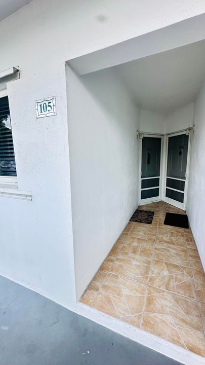 Active With Contract: $1,950 (2 beds, 2 baths, 886 Square Feet)