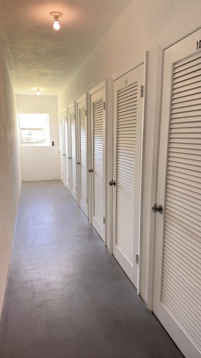 Active With Contract: $1,950 (2 beds, 2 baths, 886 Square Feet)